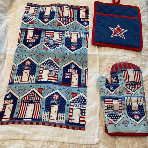 4th of July pot holders and kitchen towel set. - Picture 2 of 10